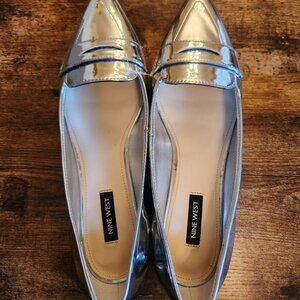 Nine West Silver Metallic Ballet Flat Size 8.5